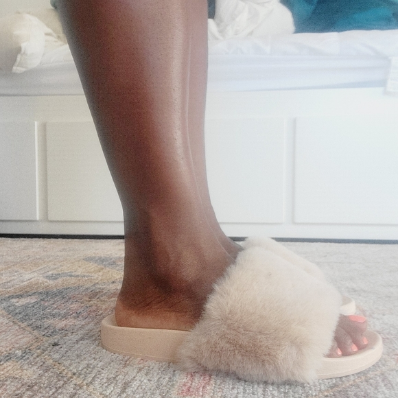 Pure Barre Fuzzy Fur Champagne Blush Slide Sandal Sz 8/9 (Mismatch) - Picture 9 of 13